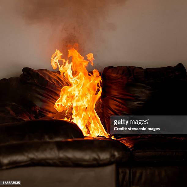 divano fuoco - arson foto e immagini stock