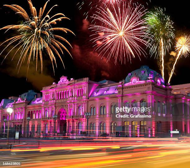 argentina, buenos aires, casa rosada, con fuochi d'artificio a notte - casa rosada foto e immagini stock
