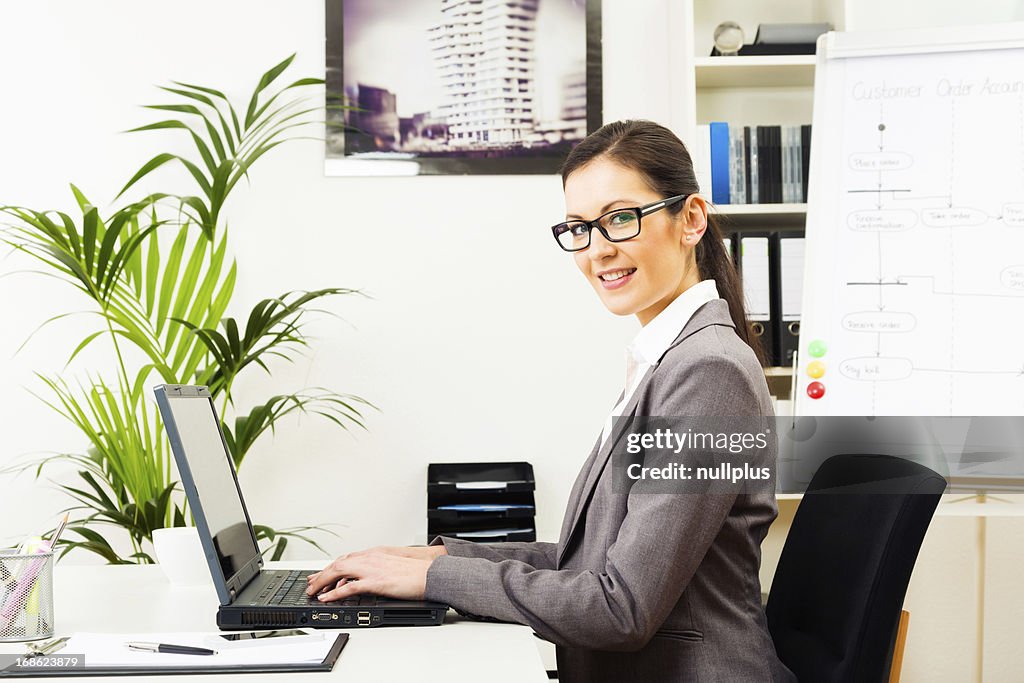 Femme d'affaires sur son bureau de travail