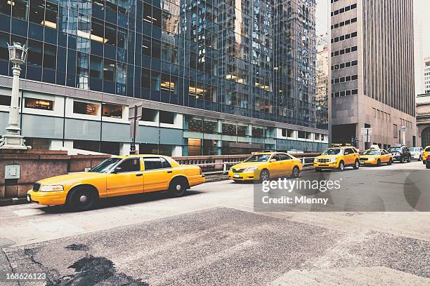 nyc taxi park avenue in manhattan, new york - park avenue stock-fotos und bilder