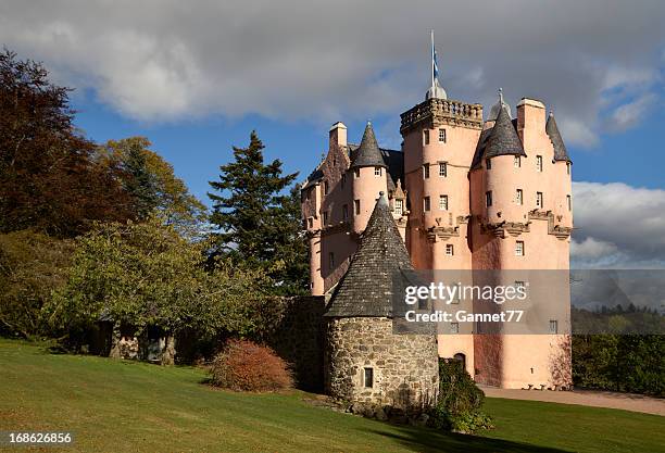 château de craigievar, écosse - grampian - scotland photos et images de collection