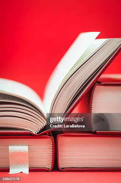 rosso libri - segnalibro foto e immagini stock