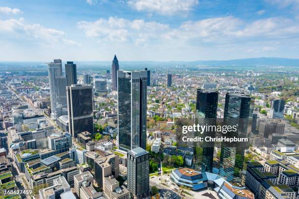 skyline von frankfurt am main, deutschland - frankfurt main tower stock-fotos und bilder