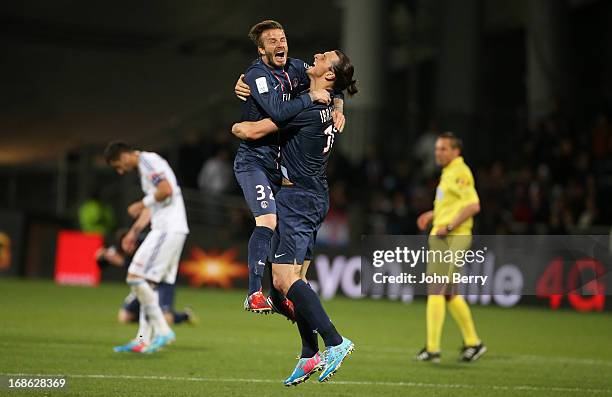 David Beckham and Zlatan Ibrahimovic of PSG celebrate the french Ligue 1 championships title of PSG after the Ligue 1 match between Olympique...