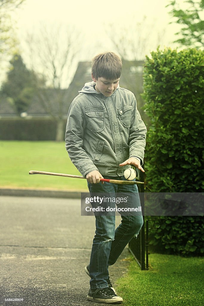 Junge mit hurley und sliotar