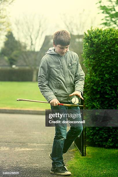 niño con hurley y sliotar - deporte tradicional fotografías e imágenes de stock