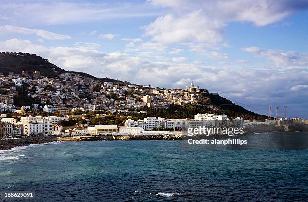 view of the coast across the bay of algiers - algiers algeria stockfoto's en -beelden