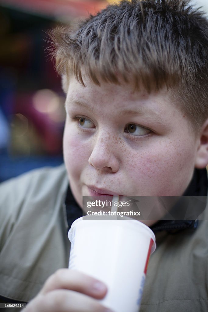 Ungesunde Ernährung: Rotes Haar Dick Teenager Junge mit Limonade