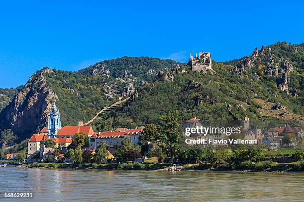 dürnstein, wachau, österreich - donau stock-fotos und bilder