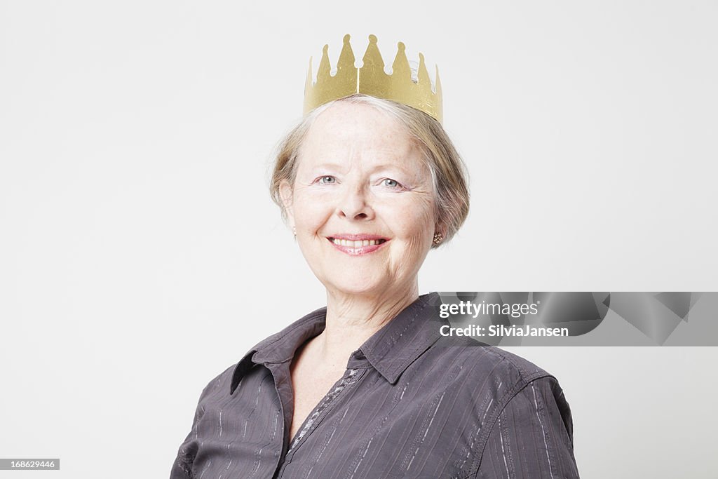 Serviço mulher idosa usando uma coroa