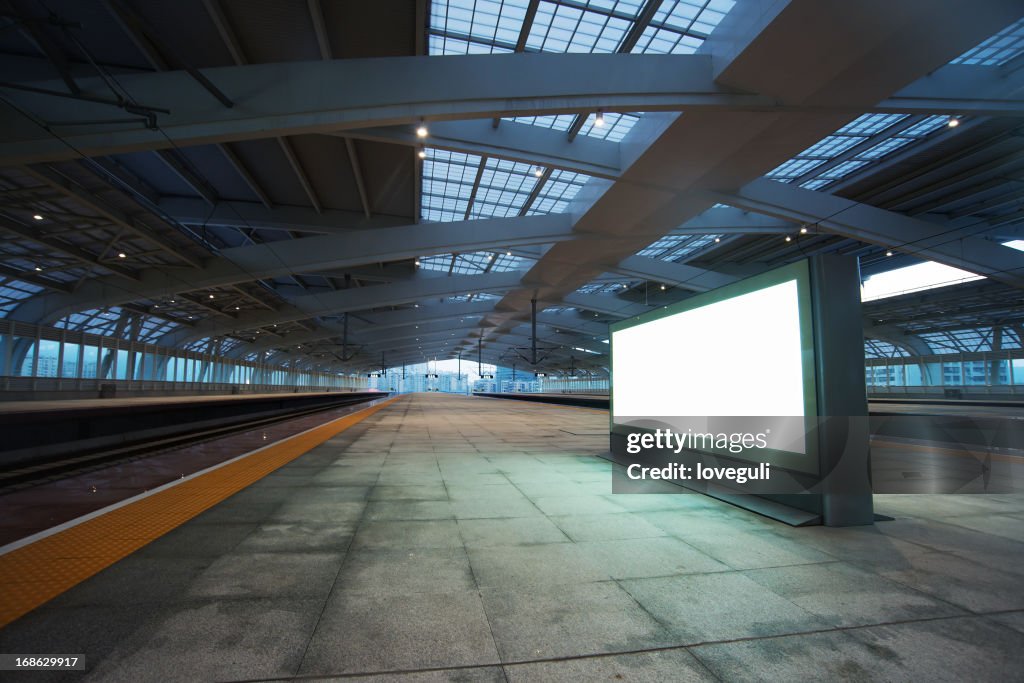 Plakat für Werbung im railway station