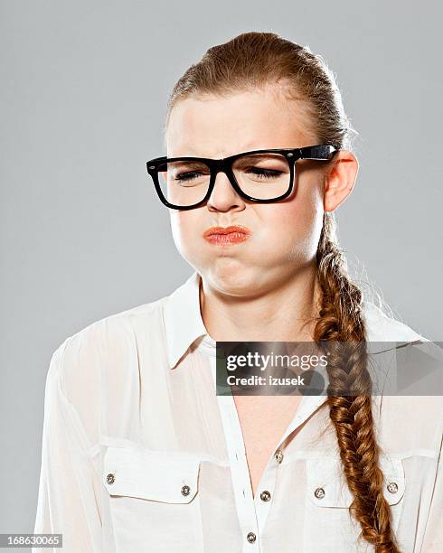 produciendo, estudio retrato de mujer - disgust fotografías e imágenes de stock