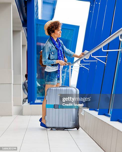 jovem turista no aeroporto - portraits of people passport imagens e fotografias de stock