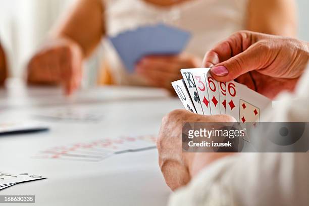cartões de jogo - hand of cards - fotografias e filmes do acervo