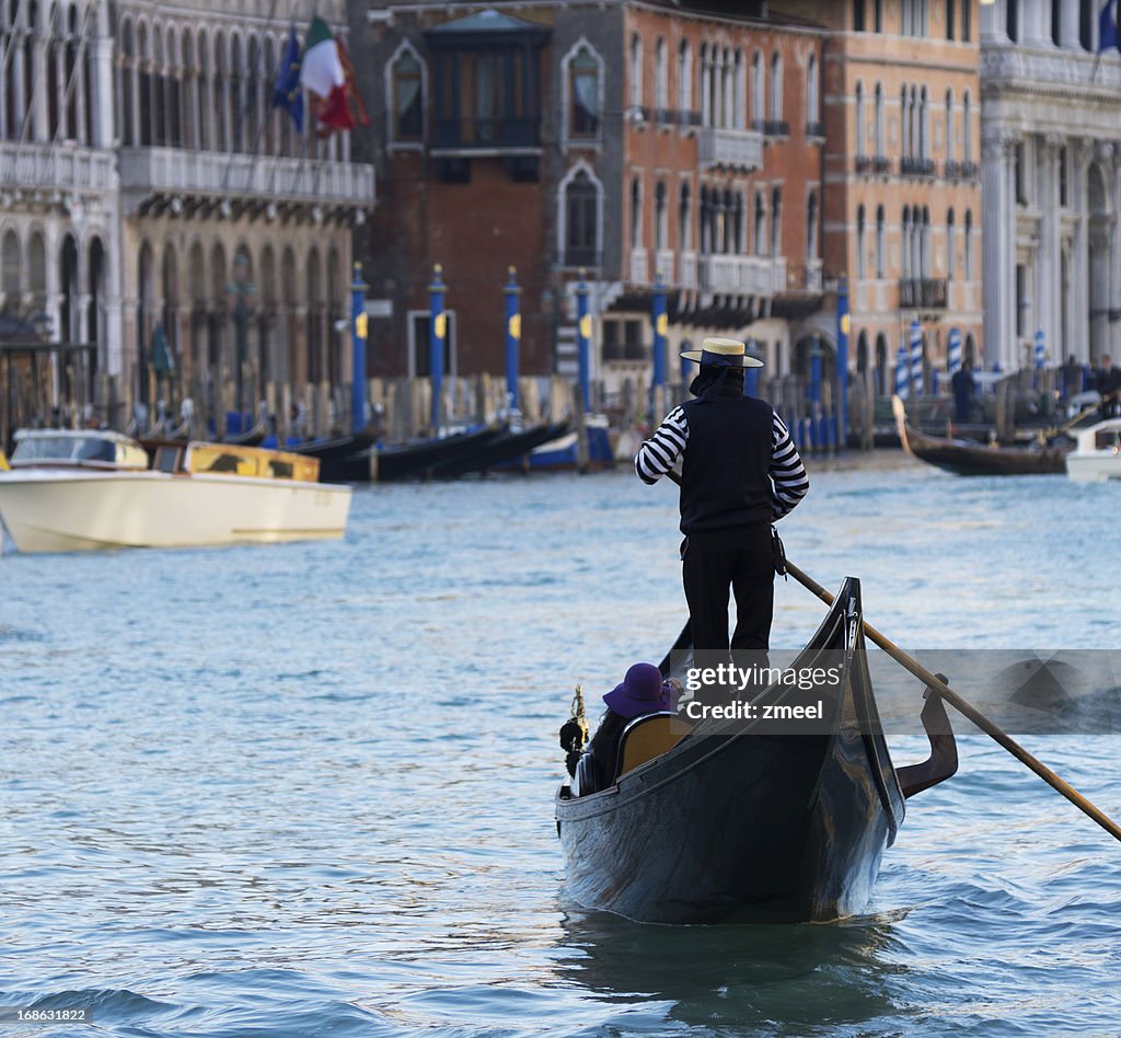 Góndola en Canal en Venecia Grande