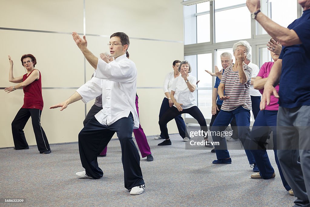 Les retraités faire des exercices de Tai-Chi