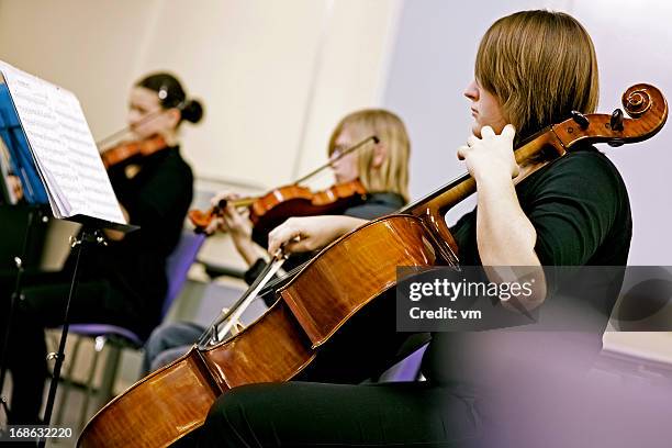 teenager spielen auf klassische school-konzert - streicherbogen stock-fotos und bilder