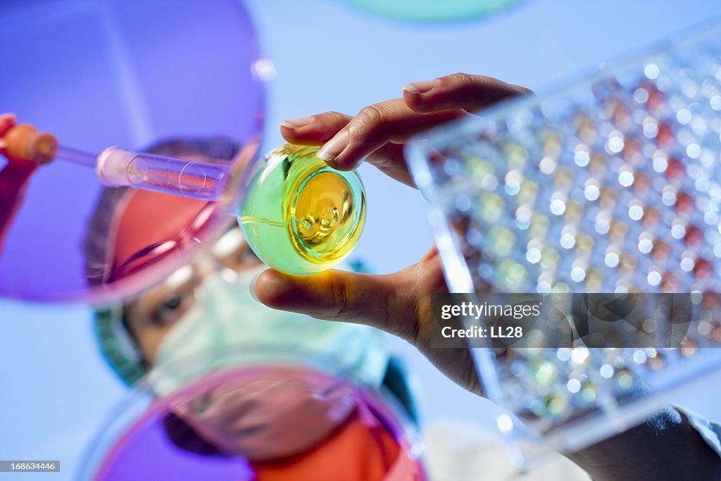 Técnico em laboratório cercado por lab ferramentas