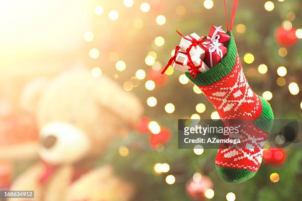 weihnachts geschenke - stoking stock-fotos und bilder