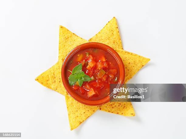nachos mexicanos e molho salsa - nachos - fotografias e filmes do acervo