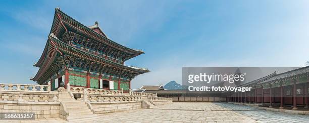 seoul gyeongbokgung ornate traditional architecture panorama korea - koreaans stockfoto's en -beelden