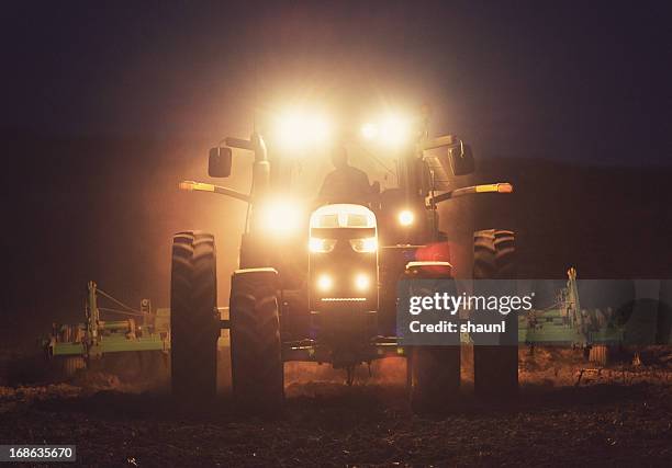 drehen das feld - bauer traktor stock-fotos und bilder