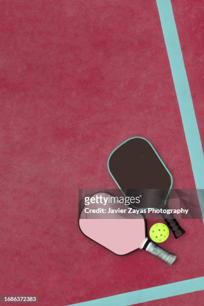 two pickleball paddles and ball on red pickle ball court - table tennis racket 個照片及圖片檔