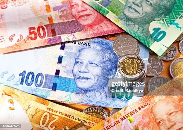 verschiedene new south african mandela-banknoten und -münzen - south african currency stock-fotos und bilder