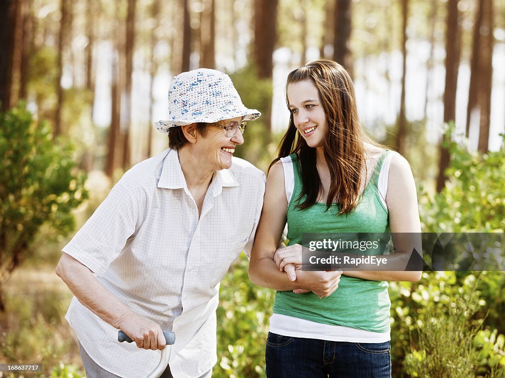 Jugend und Alter des Unternehmens: happy granny zu Fuß mit Enkelin