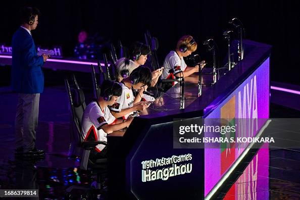 China Esports players participate in quarter-final game between... News