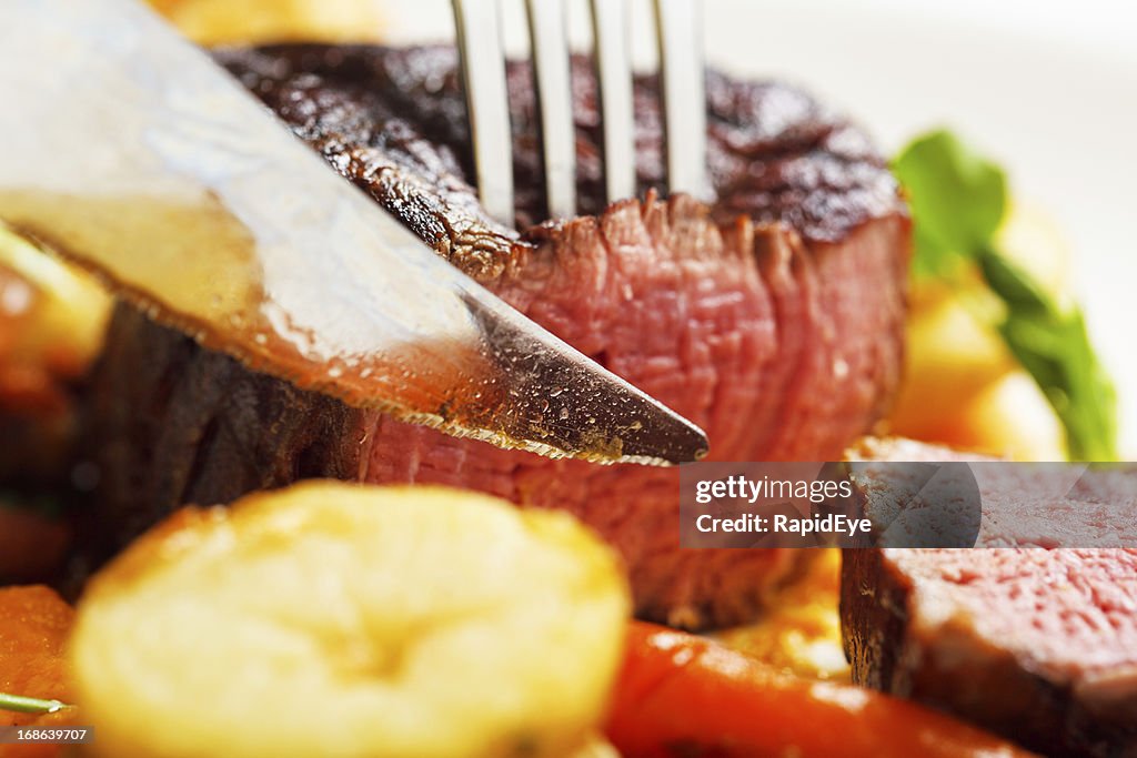 Faca de Queijo em juicy raros Bife de Filete com Salteado batatas