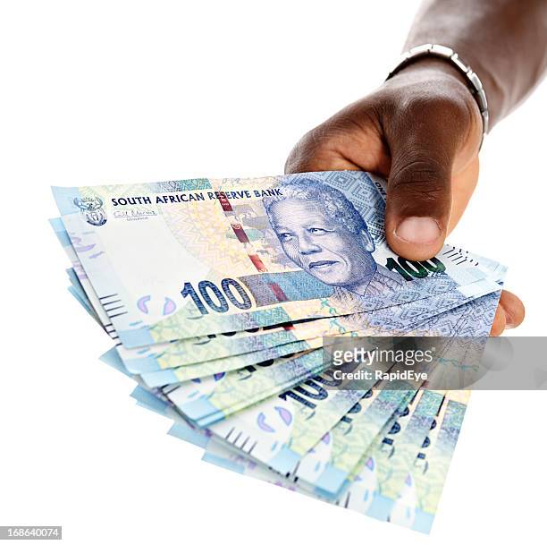atado de nuevos billetes de cien casos de mandela macho mano - south african currency fotografías e imágenes de stock