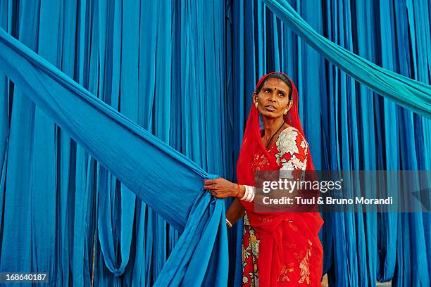 india, rajasthan, sari factory. - sari foto e immagini stock