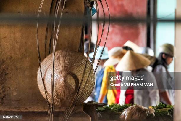 vietnamese conical hat with shoulder pole on market wall - thua thien hue province stock pictures, royalty-free photos & images