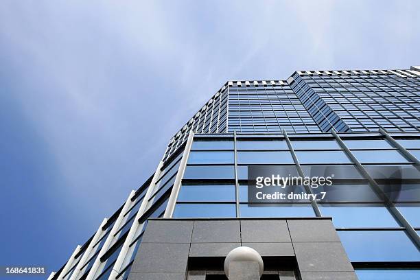 rascacielos - cristal azul fotografías e imágenes de stock