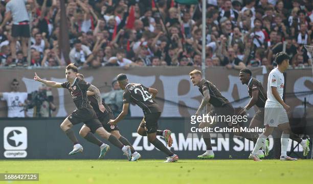 Connor Metcalfe of FC St. Pauli celebrates with his teammates after scoring the team's first goal during the Second Bundesliga match between FC St....