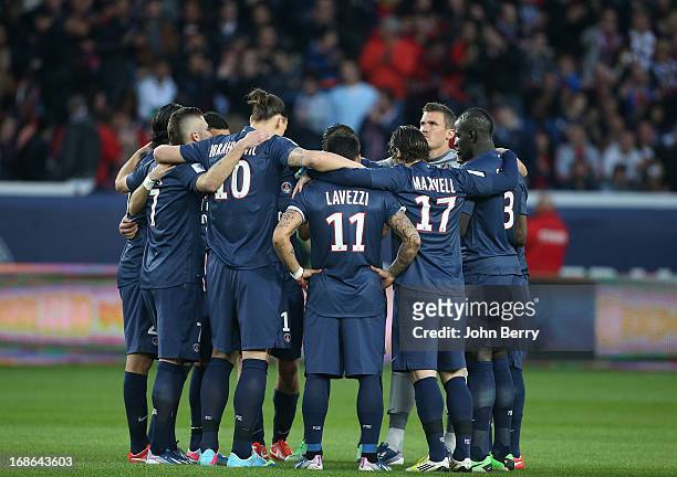 Team PSG pays homage to the victims of Furiani before the Ligue 1 match between Paris Saint-Germain FC and Valenciennes FC at the Parc des Princes...