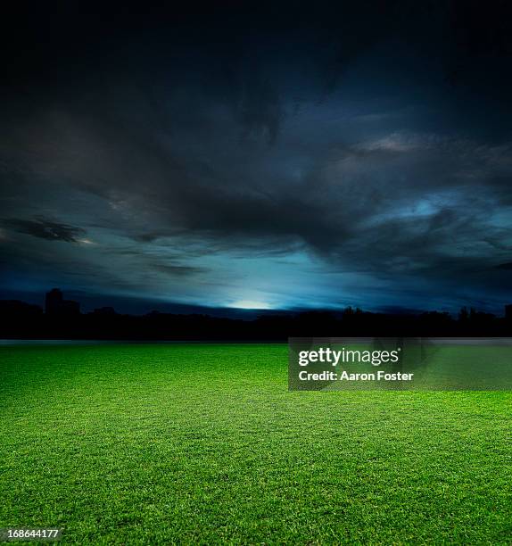 empty sports ground at night - fussballstadion stock-fotos und bilder