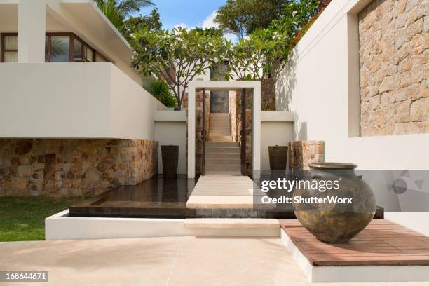villa en el trópico - luxury chalet fotografías e imágenes de stock