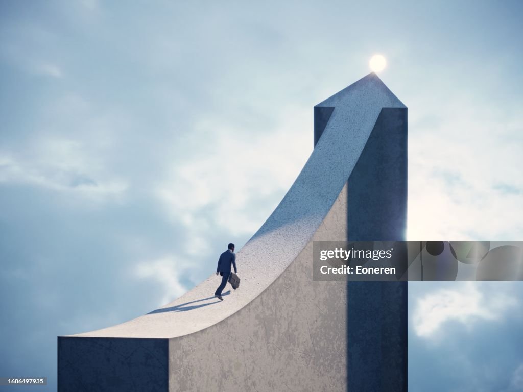 Geschäftsmann, der auf pfeilförmiger Brücke zum Licht läuft