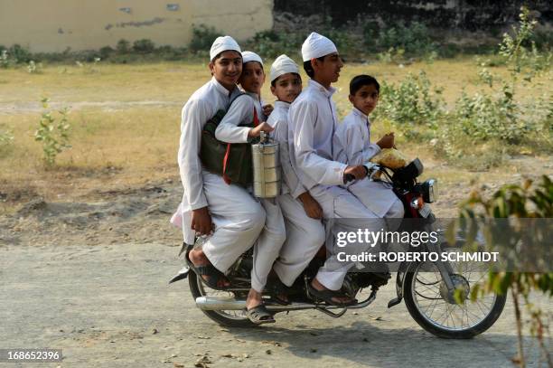 12,315 Pakistani Crowd Stock Photos, High-Res Pictures, and Images ...