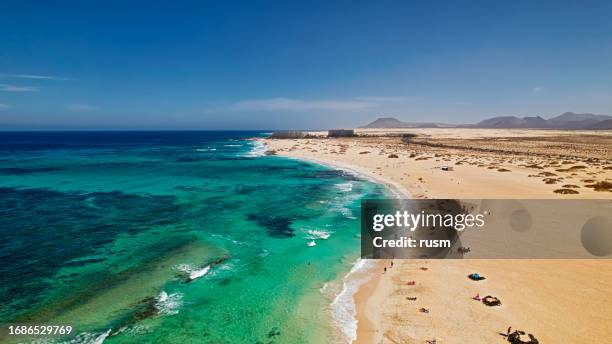 vue aérienne de la plage de medano (playa del medano) dans le parc corralejo, île de fuerteventura, espagne - corralejo photos et images de collection