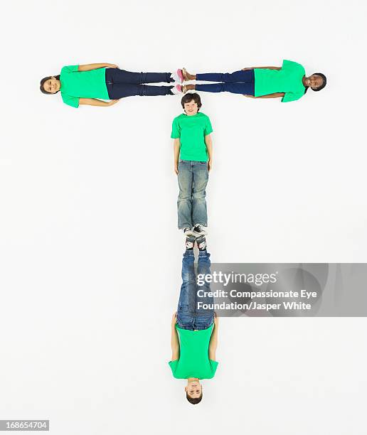 children laying in letter 't' formation - letter t - fotografias e filmes do acervo