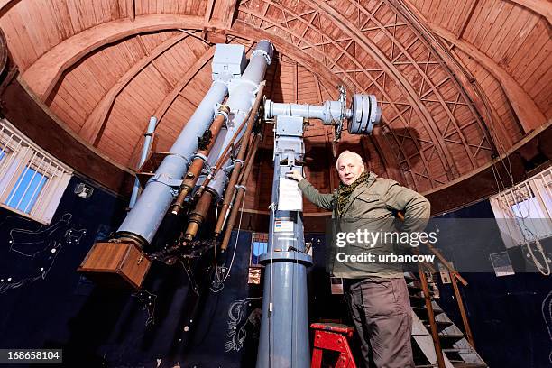 astrónomo dentro de un observatorio - astrónomo fotografías e imágenes de stock