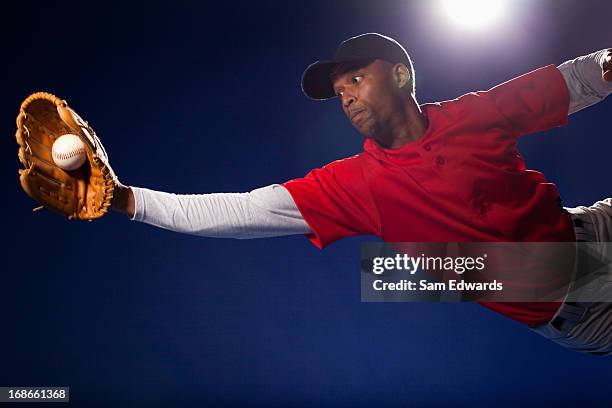 baseball player lunging for ball - vangen stockfoto's en -beelden