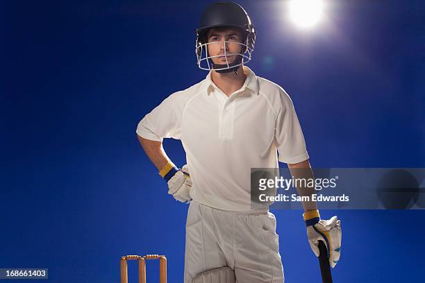 cricket-spieler stehen mit schläger - cricket bat stock-fotos und bilder