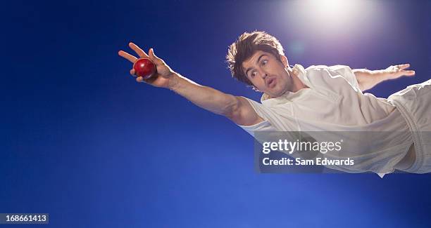cricket player catching ball - cricket 個照片及圖片檔