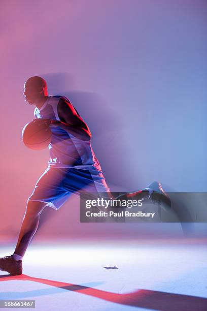 vista borrosa de jugador de baloncesto driblar - dribbling sport fotografías e imágenes de stock