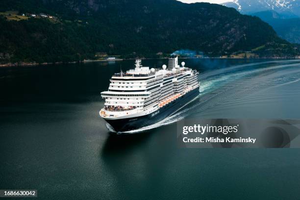 la nave da crociera sta navigando attraverso il fiordo di hardanger, in norvegia - cruise liner foto e immagini stock