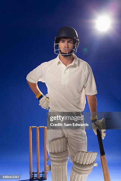 joueur de cricket debout avec chauve-souris - cricket player stock photos et images de collection